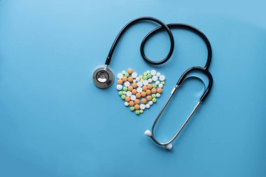 Metin için mavi arkaplan kopyalama alanı üzerindeki stetoskop.