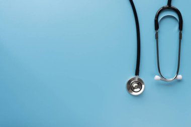 Metin için mavi arkaplan kopyalama alanı üzerindeki stetoskop.