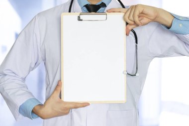 Bir doktor metin tıbbi konsepti için kopya alanı panosunu tutar