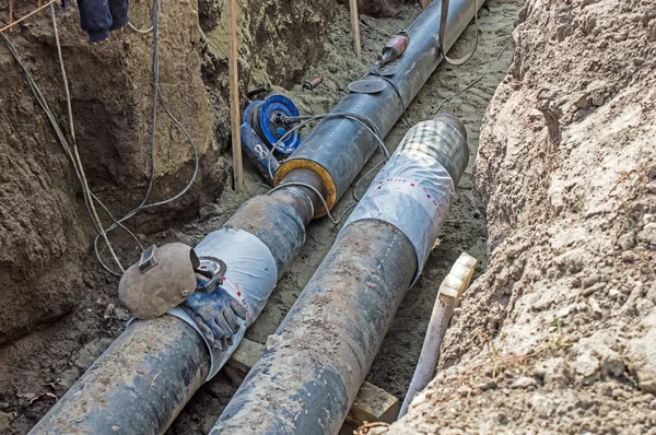 Tuberías en la trinchera de tierra para hacer el oleoducto y proteger Imagen De Stock