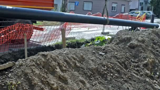 Primer plano Big Long Pipe bajar a la trinchera de tierra — Vídeo de stock