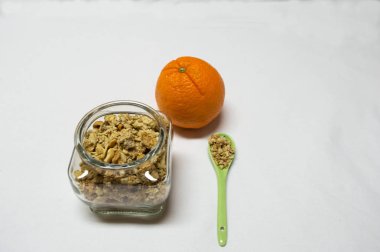 Sağlıklı gıda ile bağırsak Hububat, kaşık ve turuncu