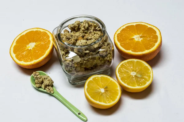 Cereais no frasco, laranja e limão. Alimentos saudáveis . — Fotografia de Stock