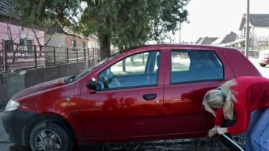 Araba yıkama / kadın temizlik arabası. 