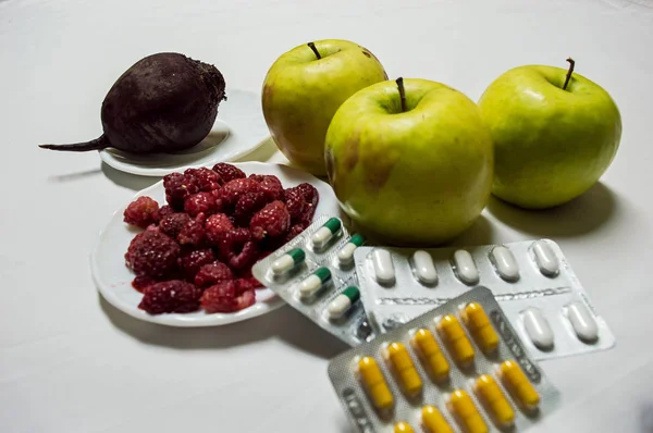 Healty Food groene appels, frambozen en bieten tegen Drugs Rechtenvrije Stockafbeeldingen