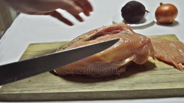 Eine Hühnerbrust in Scheiben geschnitten — Stockvideo