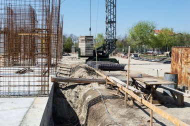 İnşaat alanında mavi gökyüzü