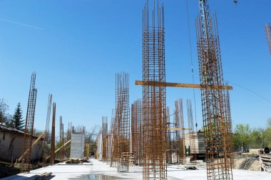 İnşaat alanında mavi gökyüzü