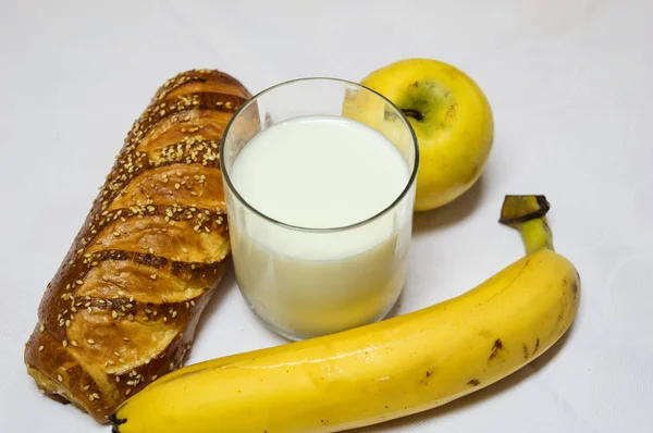 Pastelaria, Banana, Aplle e Copo de Leite — Fotografia de Stock