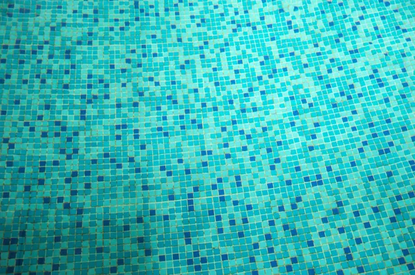 L'eau et les carreaux colorés-bleus dans la piscine — Photo