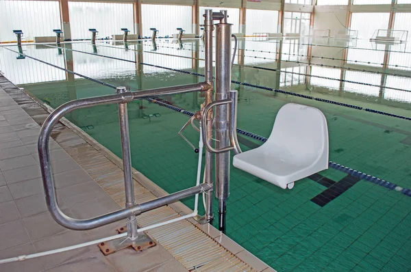 Chaise d'entrée à la piscine pour handicapés — Photo