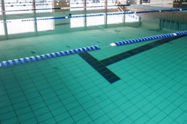  Büyük olimpik yüzme havuzunda askıları