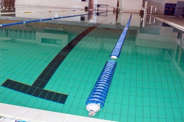 Popruhy v velký olympijský plavecký bazén — Stock fotografie