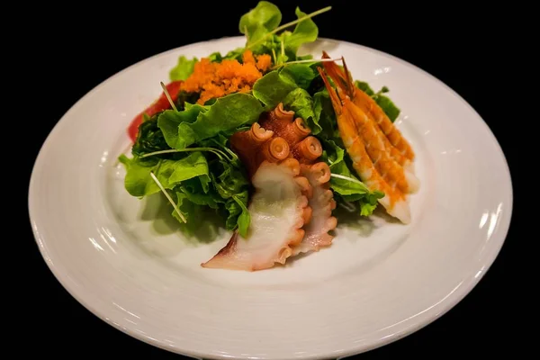 Salade Saumon Crevettes Crabe Bâtonnets Pieuvre Thon Poisson Légume — Photo