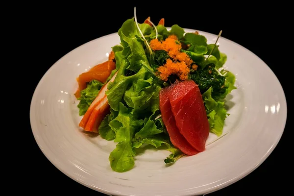 Ensalada Salmón Camarones Palitos de Cangrejo Pulpo Atún Pescado vegetal — Foto de Stock