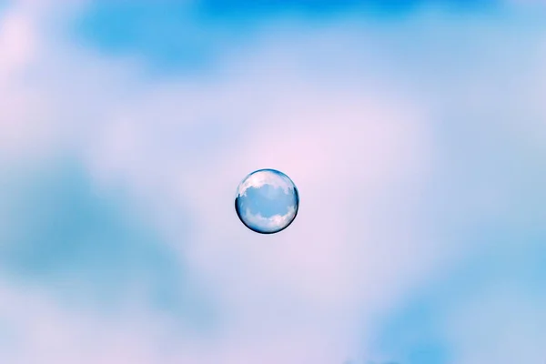 Seifenblasen Die Vor Blauem Himmel Schweben — Stockfoto