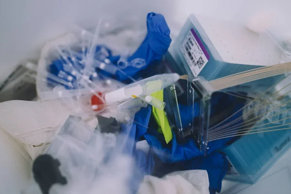 Tehlikeli laboratuvar kimyasalları ve tıbbi atıklar. Plastik atık ve ekoloji