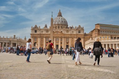 Vatikan, İtalya - 15 Temmuz 2018: Basilica di San Pietro 'da turistler. Roma, Aziz Peter Meydanı