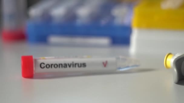Test del coronavirus. Tubo di prova adagiato sulla maschera respiratoria protettiva ispiratrice. Prova COVID-19 o prova SARS-CoV-2. Smettila di diffonderti — Video Stock
