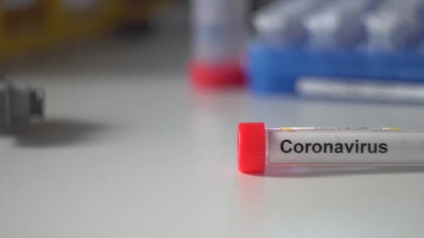 코로나 바이러스 검사. 영감을 주는 호흡 마스크 위에 놓인 시험관이야. COVID-19 테스트 또는 SARS-CoV-2 테스트. 더는 퍼지지 마 — 비디오