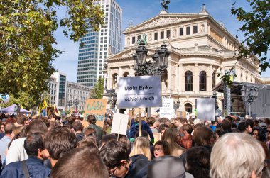 Frankfurt, Almanya, 20 Eylül 2019 - Gelecek İçin Cuma Demosuna Katılımcılar