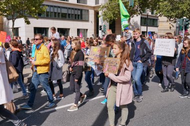 Frankfurt, Almanya, 20 Eylül 2019 - Gelecek İçin Cuma Demosuna Katılımcılar