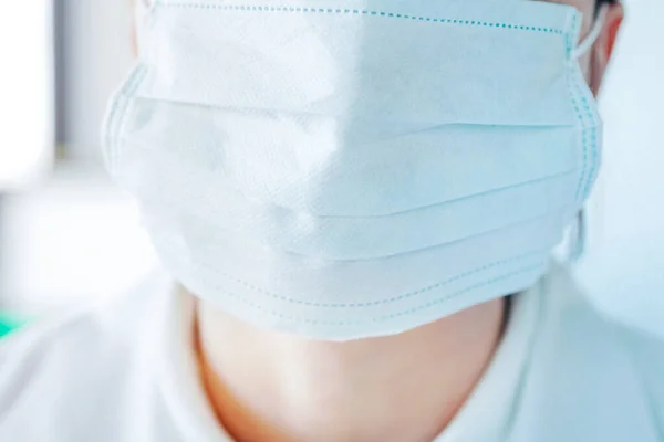 Mujer Joven Máscara Protección Facial Médica Interior Fondo Del Laboratorio — Foto de Stock