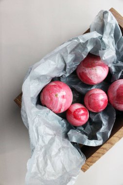 Tahta bir kutuda pembe şeker topları