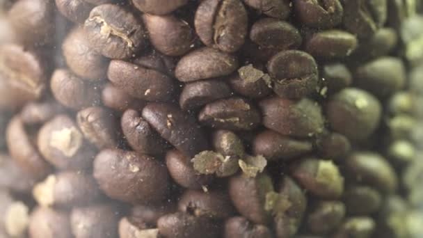 Кофейные зерна вращаются в банке крупным планом — стоковое видео