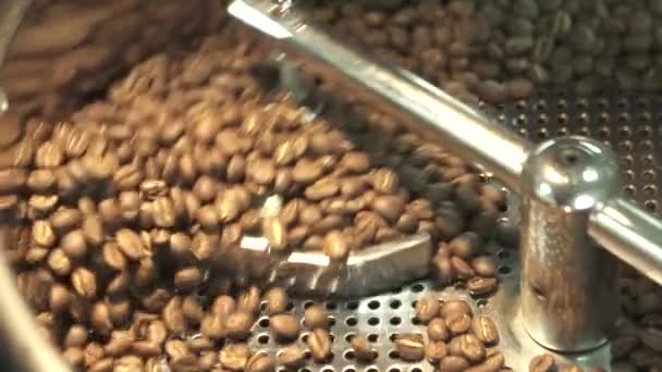 Pražení a míchání kávy v třetí vlně café shop, pomalý pohyb — Stock video