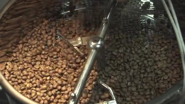 Rostning och blanda kaffe på tredje våg café butik — Stockvideo