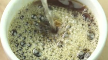 Hazır kahve, ağır çekim için su dökme