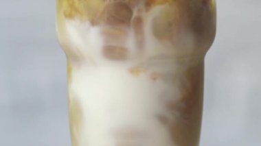 buz latte, yavaş döner. Atış kapatın