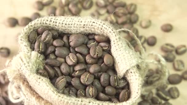 Granos de café girando en arpillera, de cerca — Vídeos de Stock