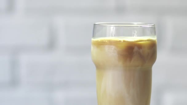 Att sätta halm i ice latte, Slowmotion — Stockvideo