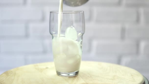 Preparación de latte helado con leche y café en cámara lenta — Vídeo de stock