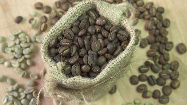 Kaffeebohnen, die sich im Knäuel drehen, aus nächster Nähe — Stockvideo