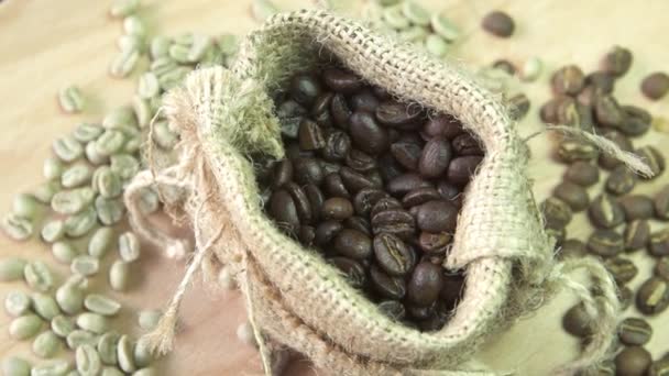 삼 베에 회전 하는 커피 콩을 닫습니다. — 비디오