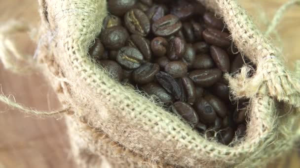 Koffiebonen draaien in jute, close-up — Stockvideo