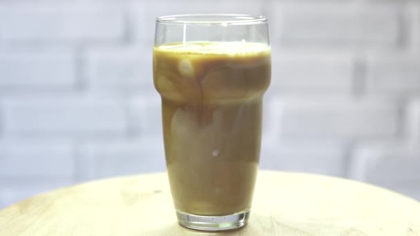 Café con leche de hielo girando — Vídeo de stock