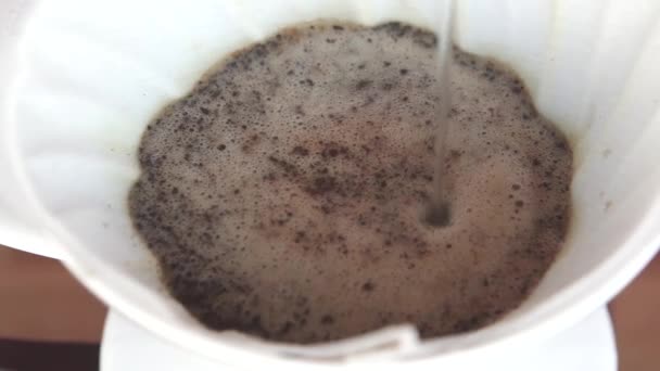 Подача кипяченой горячей воды на вареный кофе — стоковое видео