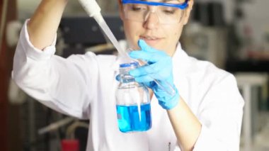 Laboratuar teknisyeni analiz xylanase enzim