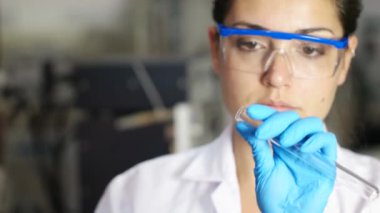 Laboratuar teknisyeni analiz xylanase enzim
