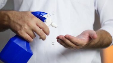 Çıplak elle sprey ile dezenfekte. Tıp ve sağlık kavramı. Hastane veya laboratuvar