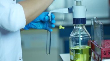 Laboratuvar test tüp içine Sıvı Sabunluk şişesi engeller