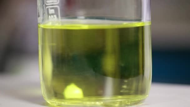 Laboratório de análise técnica enzima xilanase, detalhe close-up de líquido amarelo — Vídeo de Stock