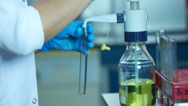 O frasco do dispensador evita a entrada de fluido no tubo de ensaio em laboratório — Vídeo de Stock