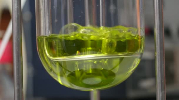 Το βράσιμο κίτρινο υγρό σε ζύμωση αντιδραστήρα με οξυγόνο εργαστήριο. Φυσαλίδες αέρα. — Αρχείο Βίντεο
