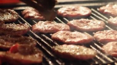 Bursa - Türkiye et topu ızgara. Ultra Hd 4k Closeup, detay et topu ızgara, Barbekü Barbekü, ızgara yemek sığır eti Cook açık, piknik parti geleneksel yangın duman