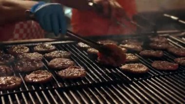 Bursa - Türkiye et topu ızgara. Ultra Hd 4k Closeup, detay et topu ızgara, Barbekü Barbekü, ızgara yemek sığır eti Cook açık, piknik parti geleneksel yangın duman